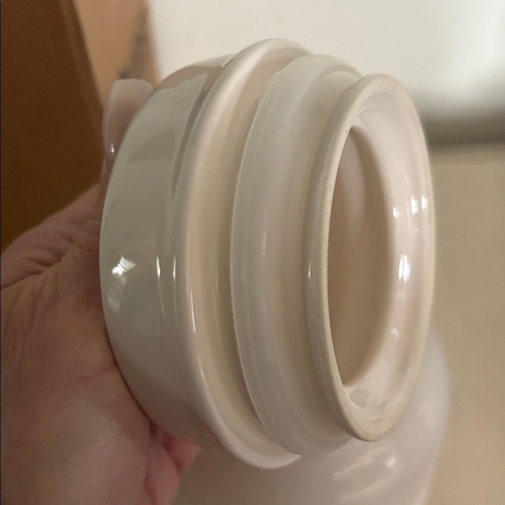 RD SALE! NWOT- Rae Dunn (Queen Bee) Artisan Collection Ceramic Jar - Picture 3 of 5